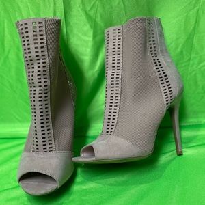 Womens Peach Open Toe 4” Heel ankle boots Size 9 - EUC